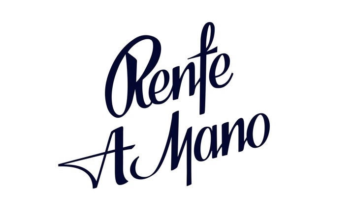 Texto simulando el logotipo de Talgo y uno de los primeros logos de Renfe, como si fuera escrito en pluma, poniendo "Renfe a mano".