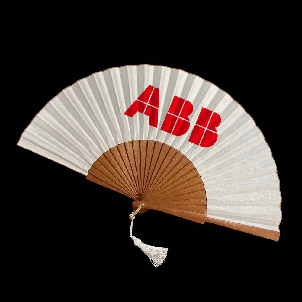 Abanico de madera y tela blanca. En dicha tela aparece, es una imagen editada, puesto el logotipo de la empresa ABB.